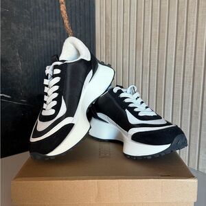 Steve Madden Black and White Sneakers Women’s Size 6.5